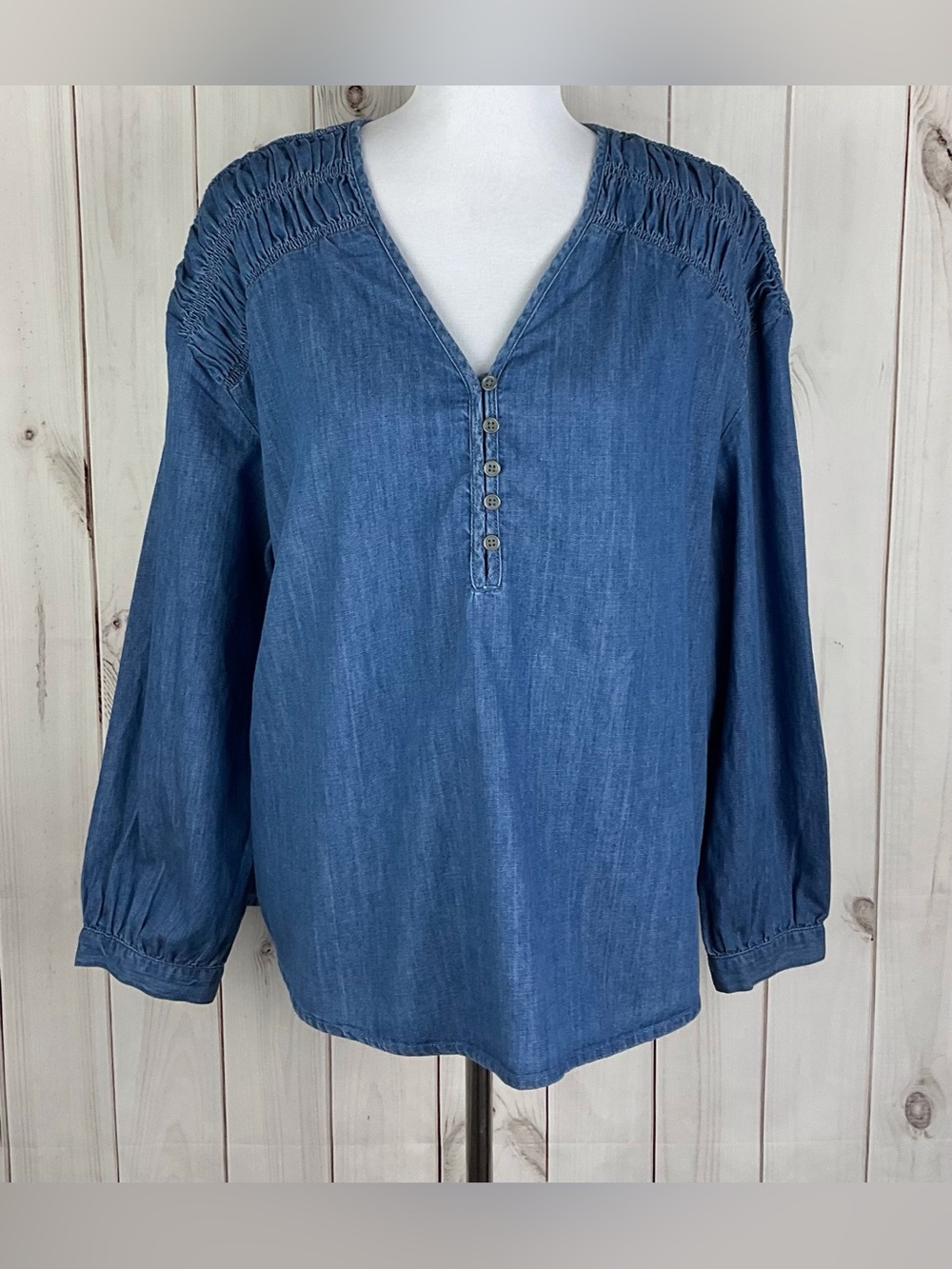 Time and Tru Women’s Blue Woven Relaxed Denim V-Neck Smocked Top Size XXL (20)